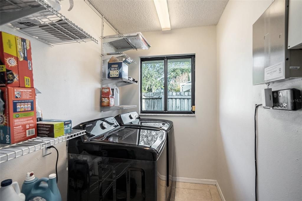 Под контрактом: $450,000 (3 спален, 2 ванн, 2267 Квадратных фут)