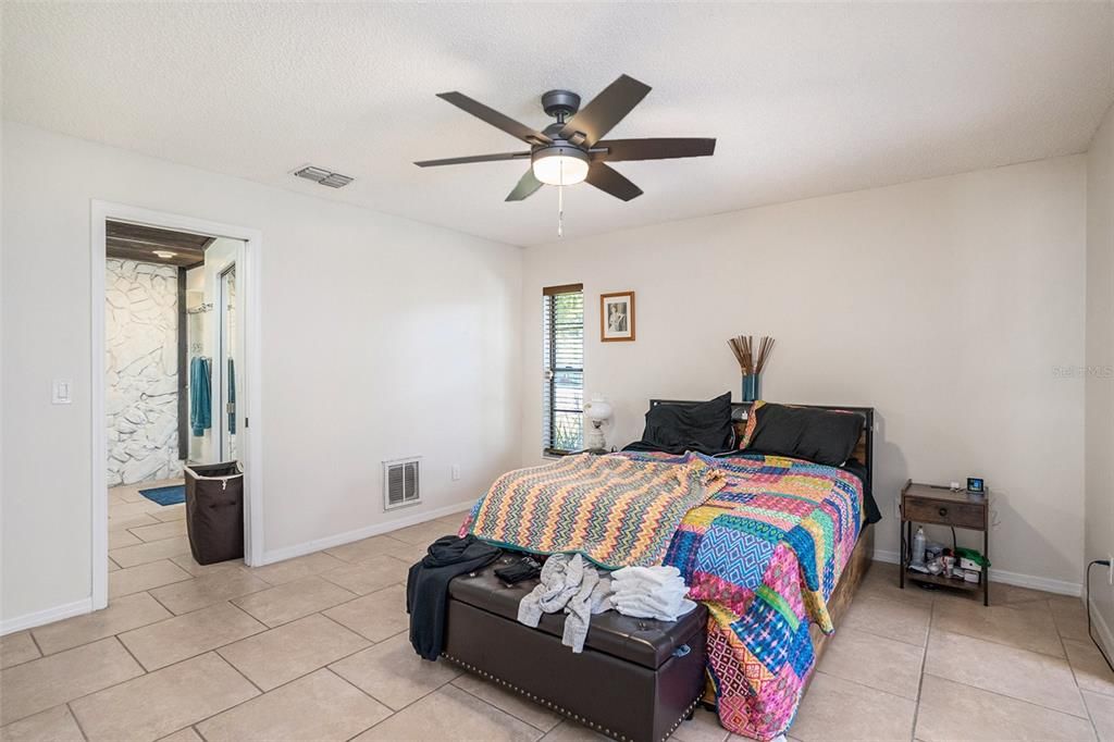 Под контрактом: $450,000 (3 спален, 2 ванн, 2267 Квадратных фут)