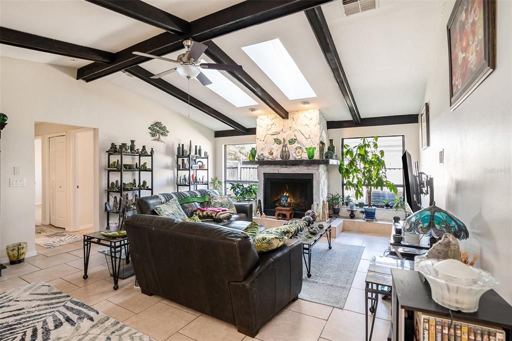 Под контрактом: $450,000 (3 спален, 2 ванн, 2267 Квадратных фут)