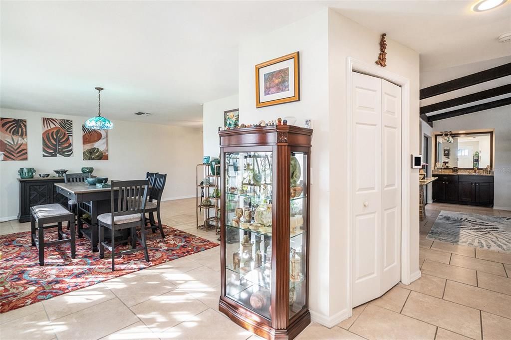 Под контрактом: $450,000 (3 спален, 2 ванн, 2267 Квадратных фут)