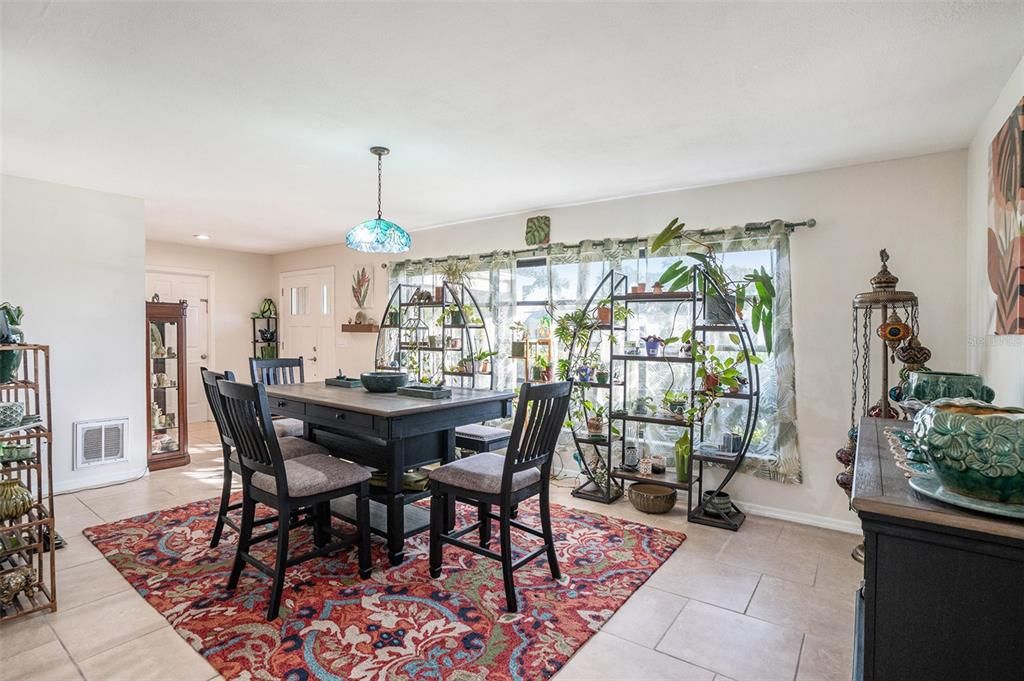 Под контрактом: $450,000 (3 спален, 2 ванн, 2267 Квадратных фут)