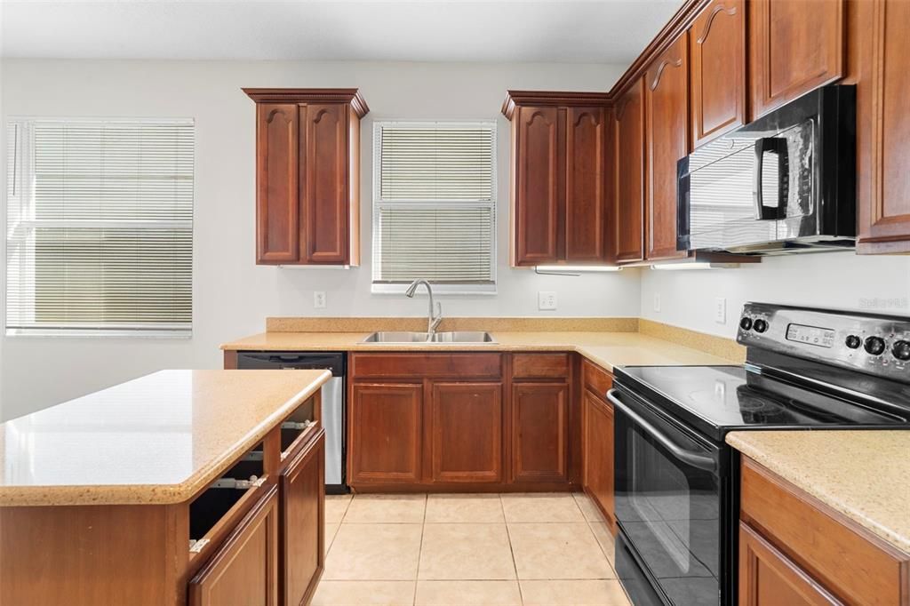 На продажу: $455,000 (4 спален, 2 ванн, 1972 Квадратных фут)