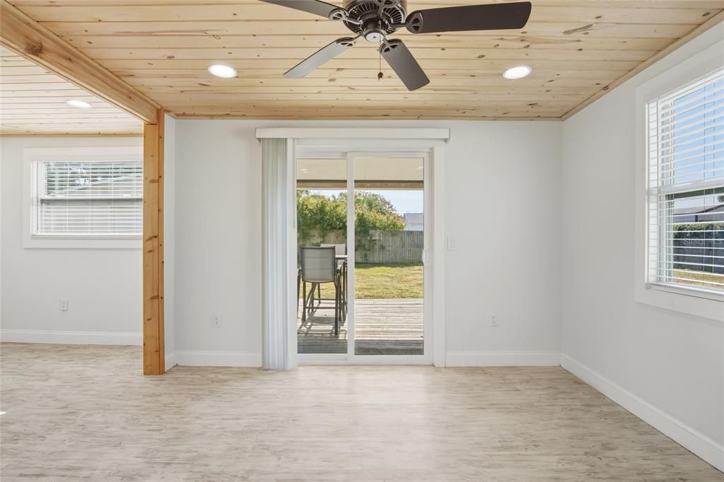 For Sale: $399,900 (2 beds, 2 baths, 1275 Square Feet)