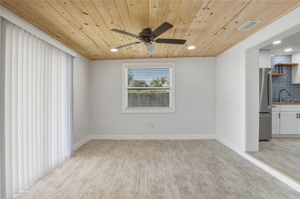 For Sale: $399,900 (2 beds, 2 baths, 1275 Square Feet)