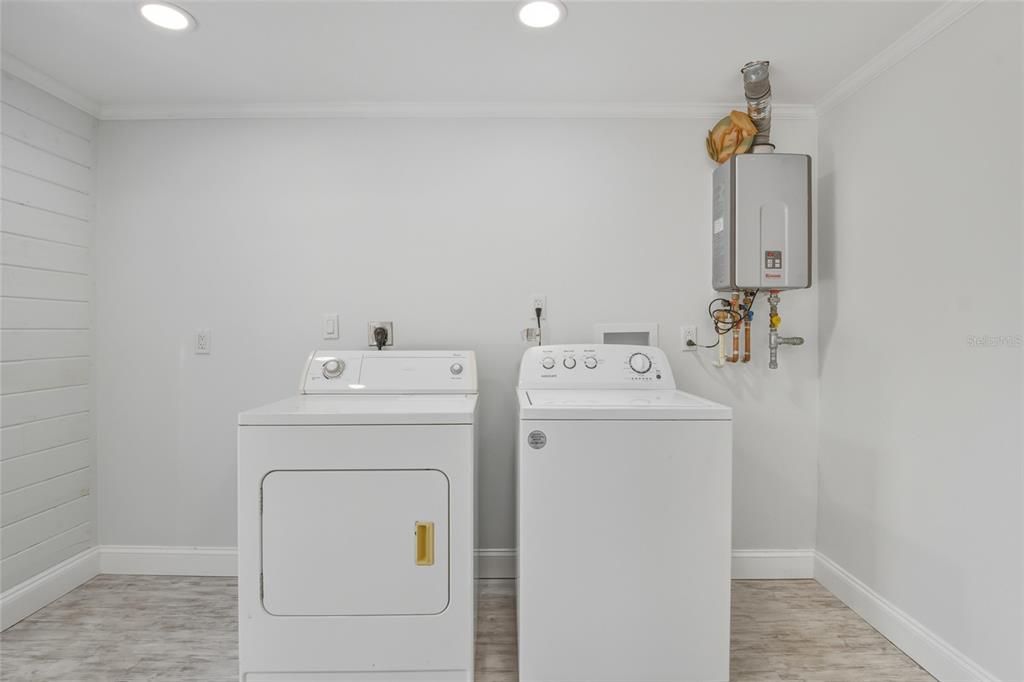 For Sale: $399,900 (2 beds, 2 baths, 1275 Square Feet)