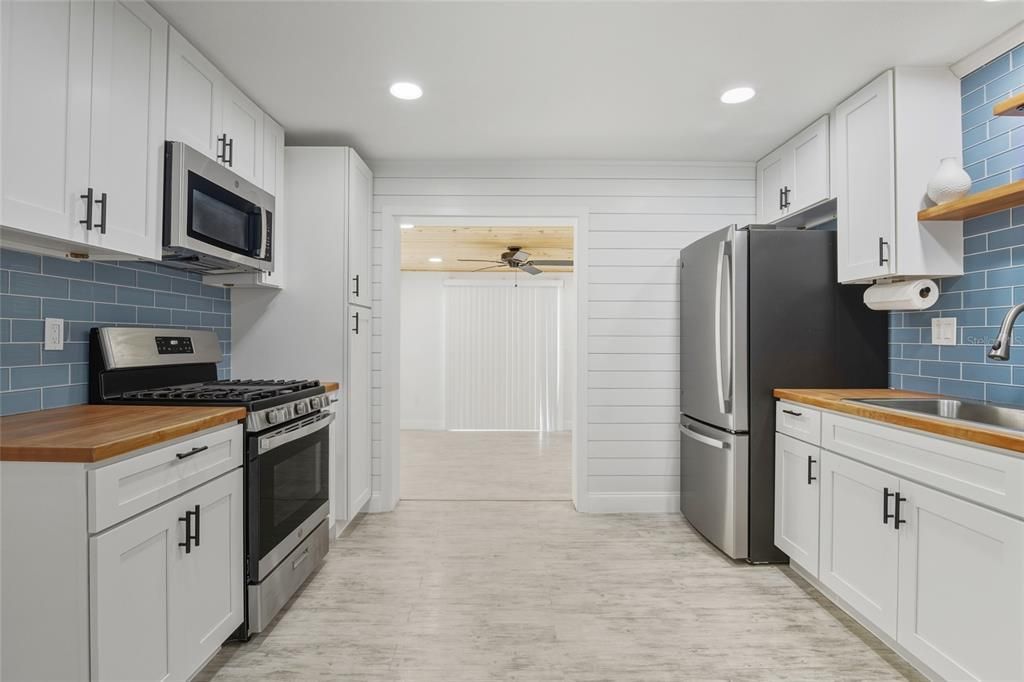 For Sale: $399,900 (2 beds, 2 baths, 1275 Square Feet)