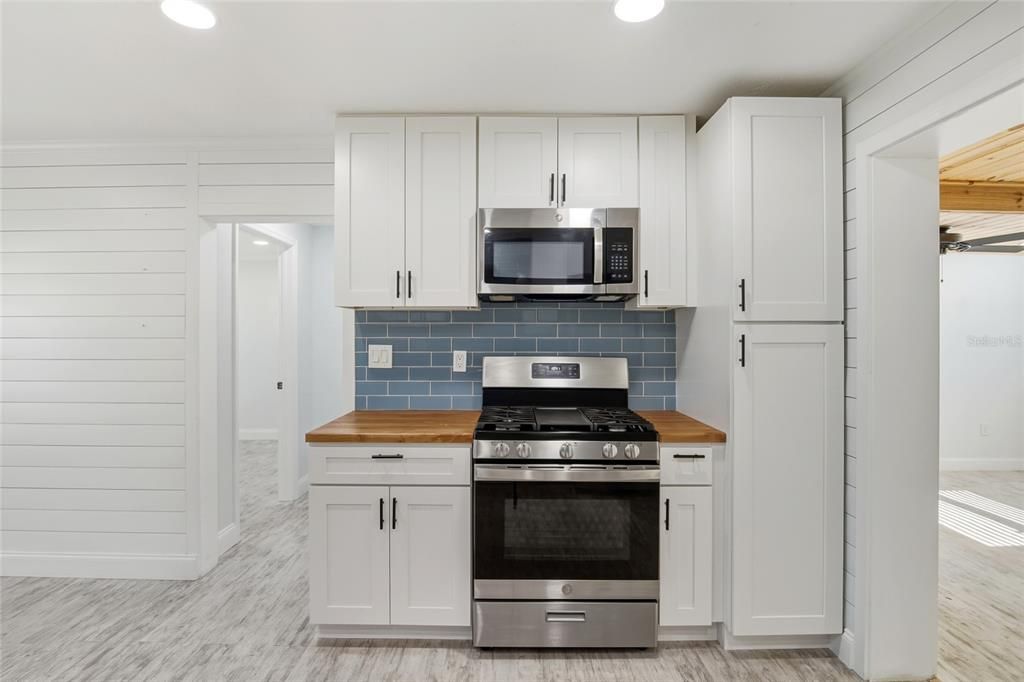 For Sale: $399,900 (2 beds, 2 baths, 1275 Square Feet)