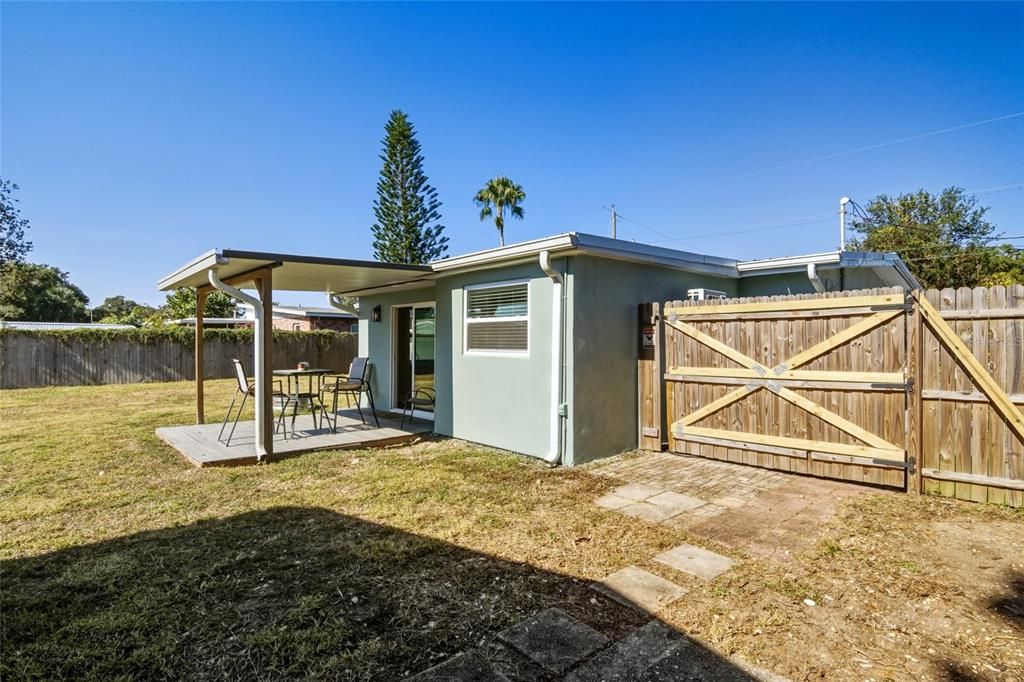 For Sale: $399,900 (2 beds, 2 baths, 1275 Square Feet)