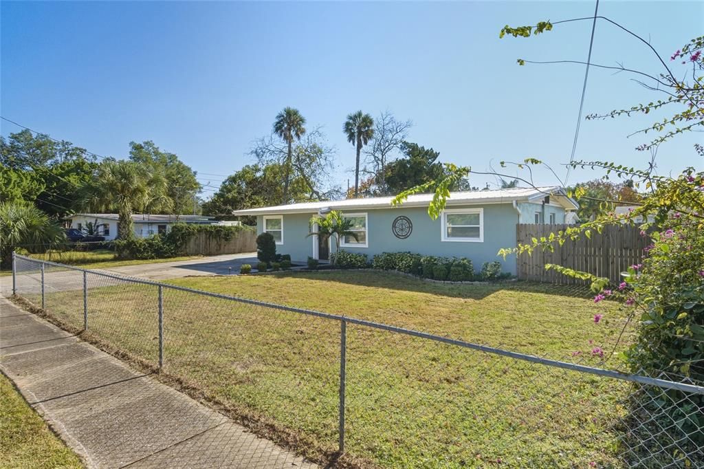 For Sale: $399,900 (2 beds, 2 baths, 1275 Square Feet)