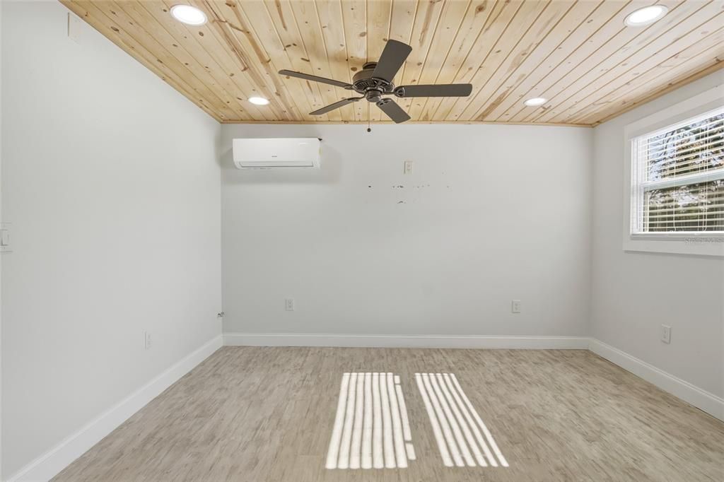 For Sale: $399,900 (2 beds, 2 baths, 1275 Square Feet)