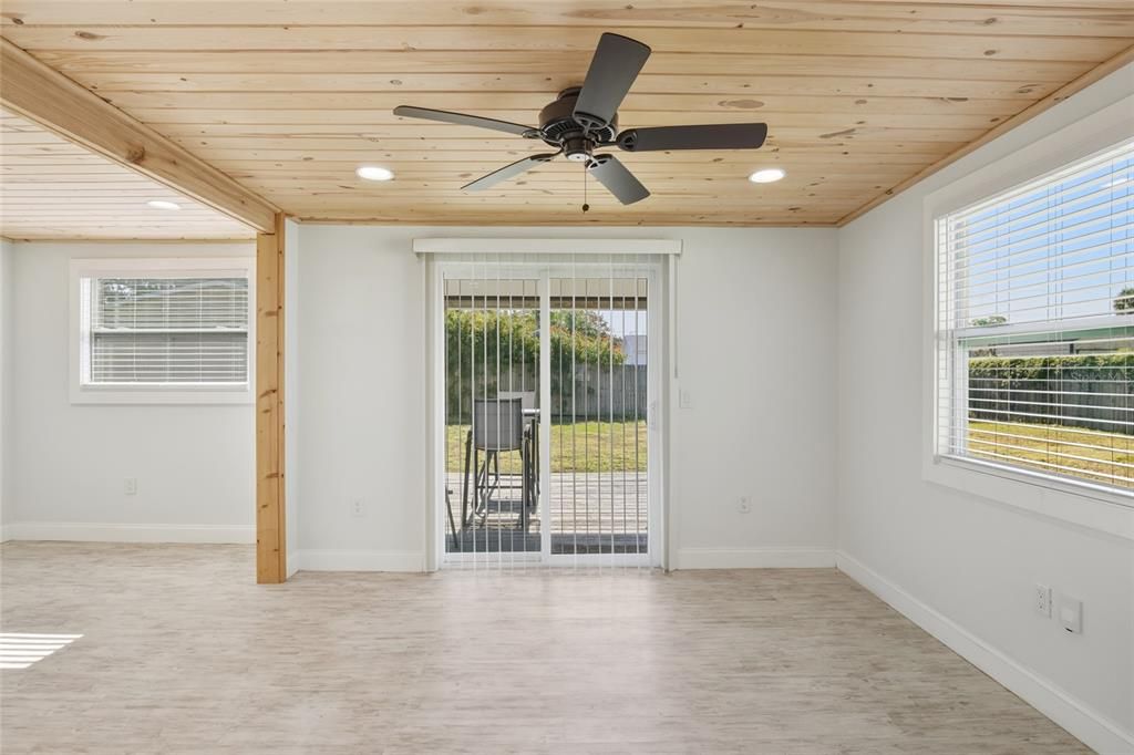 For Sale: $399,900 (2 beds, 2 baths, 1275 Square Feet)