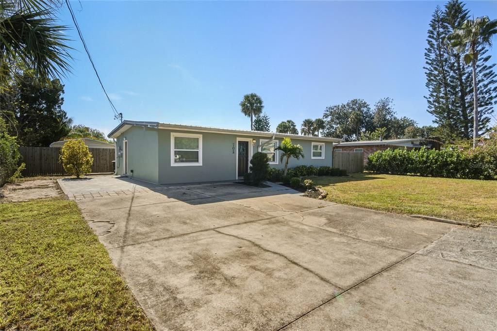 For Sale: $399,900 (2 beds, 2 baths, 1275 Square Feet)
