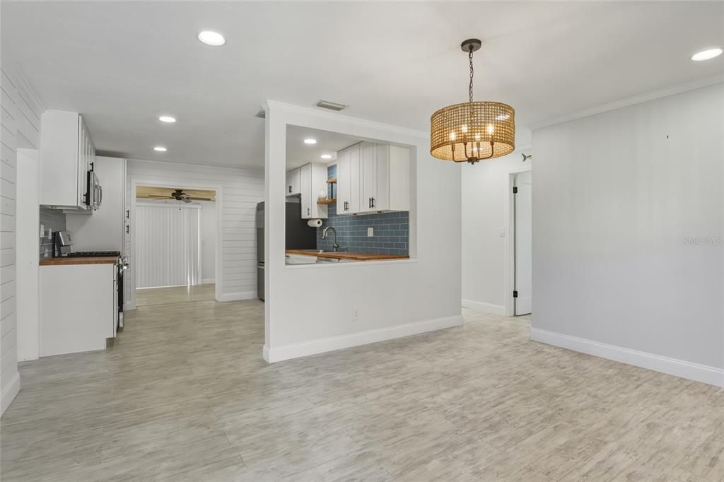 For Sale: $399,900 (2 beds, 2 baths, 1275 Square Feet)