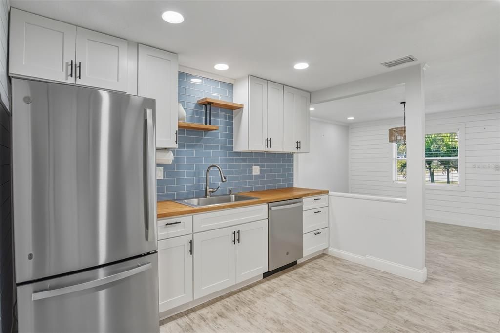 For Sale: $399,900 (2 beds, 2 baths, 1275 Square Feet)