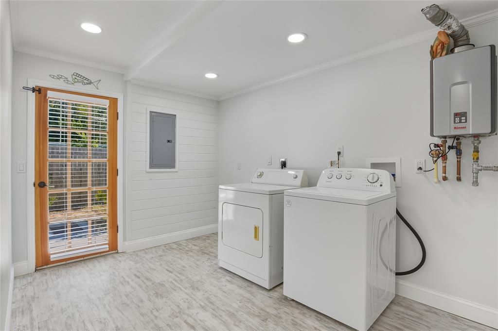 For Sale: $399,900 (2 beds, 2 baths, 1275 Square Feet)