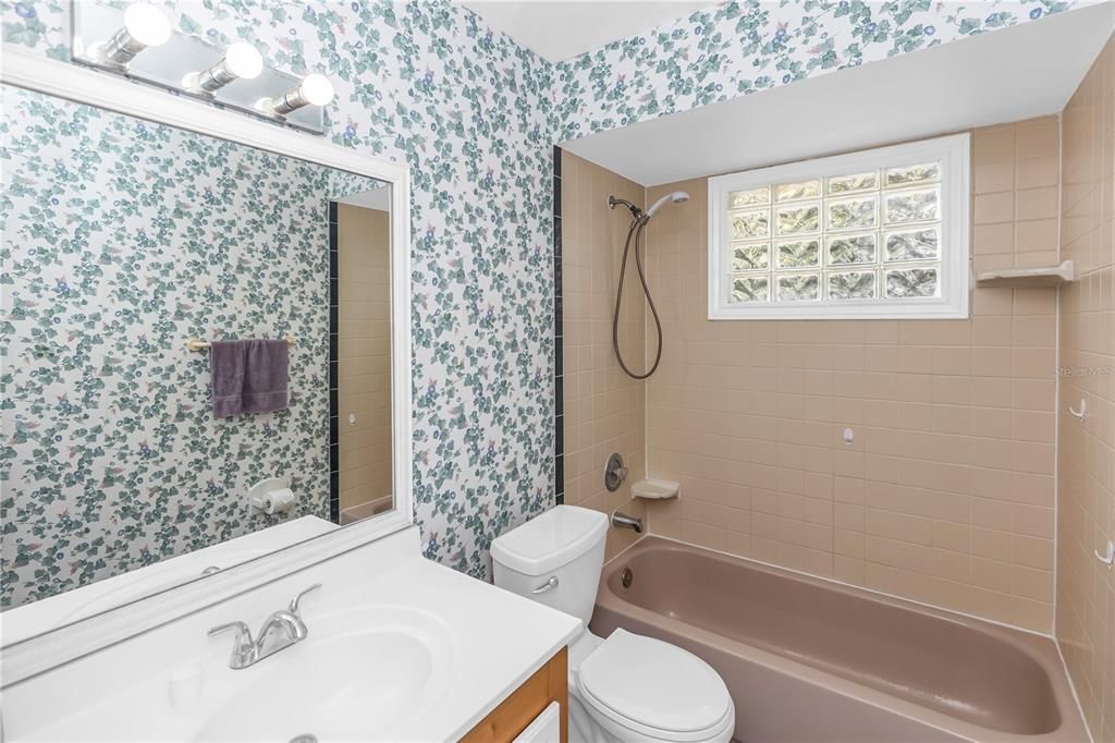 合同活跃: $249,999 (3 贝兹, 2 浴室, 1116 平方英尺)