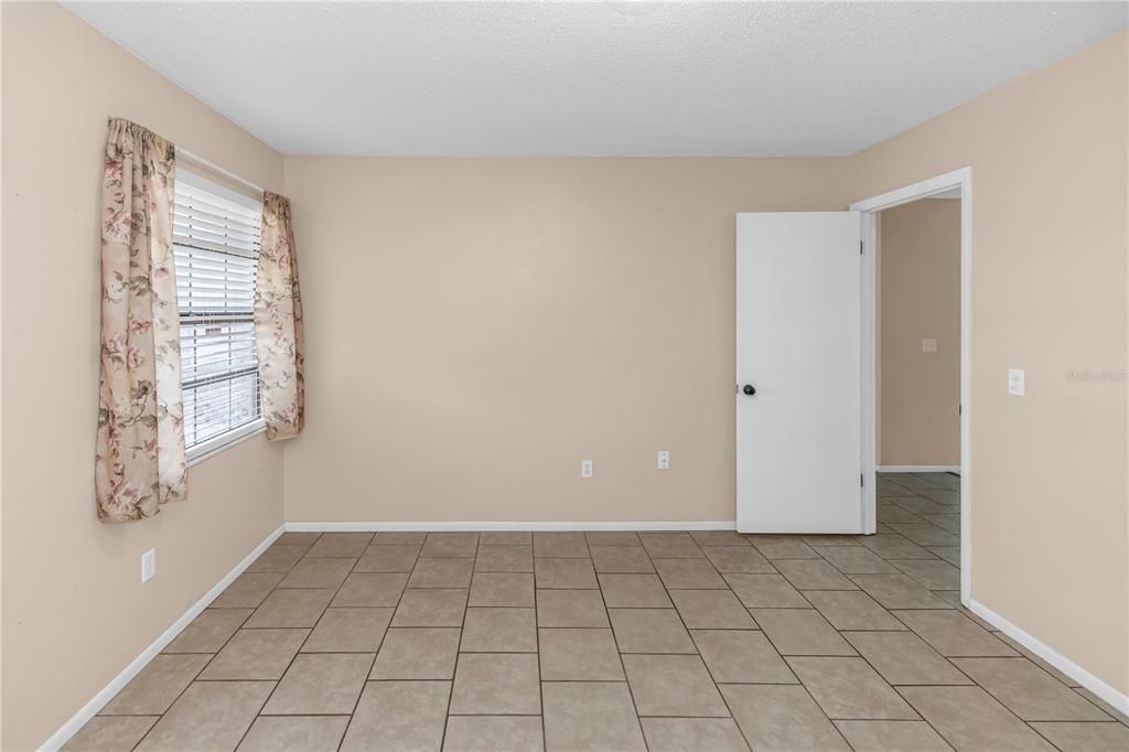 合同活跃: $249,999 (3 贝兹, 2 浴室, 1116 平方英尺)