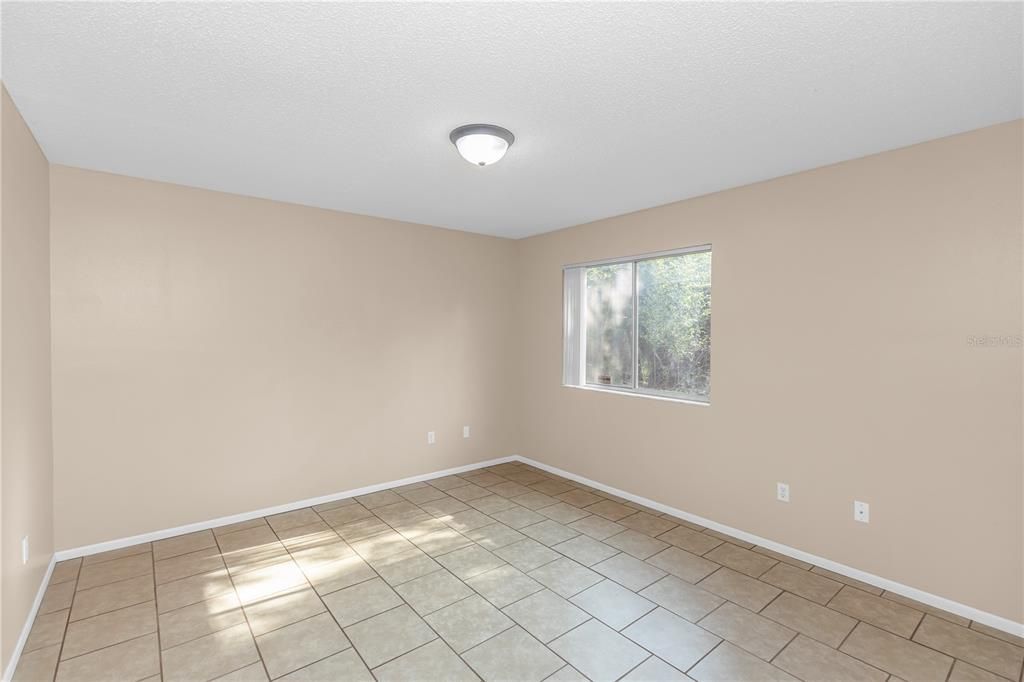 合同活跃: $249,999 (3 贝兹, 2 浴室, 1116 平方英尺)