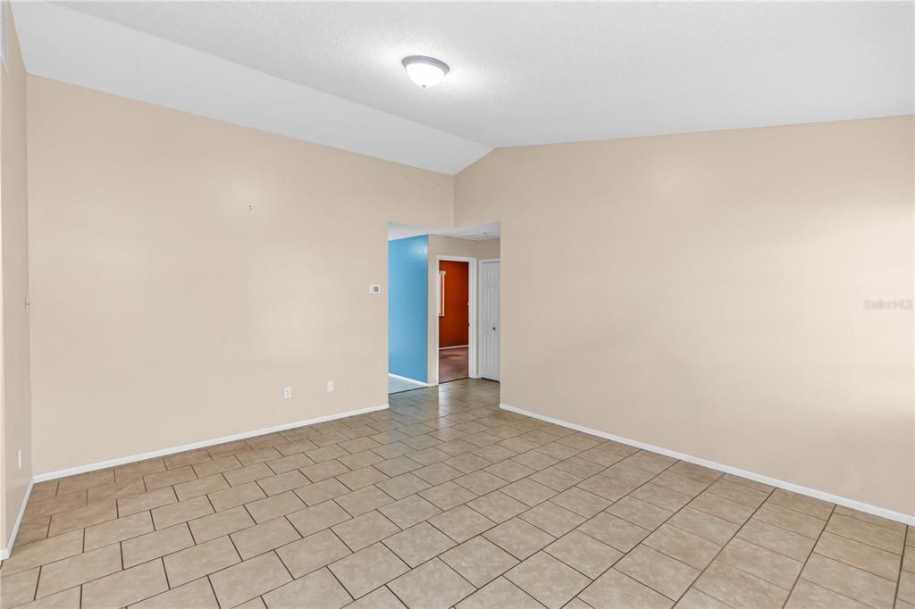 合同活跃: $249,999 (3 贝兹, 2 浴室, 1116 平方英尺)