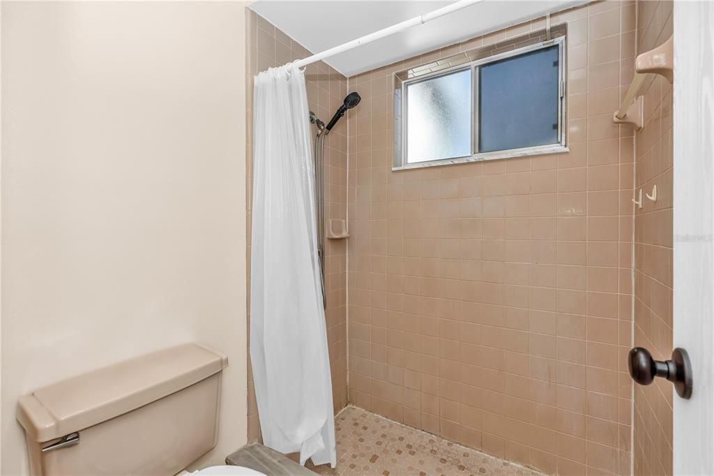 合同活跃: $249,999 (3 贝兹, 2 浴室, 1116 平方英尺)