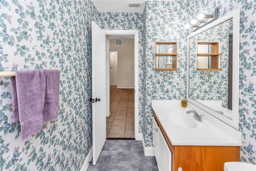 合同活跃: $249,999 (3 贝兹, 2 浴室, 1116 平方英尺)