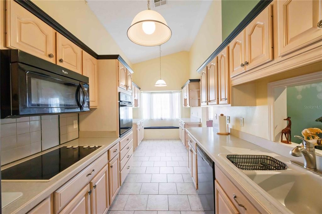 На продажу: $385,000 (2 спален, 2 ванн, 1712 Квадратных фут)