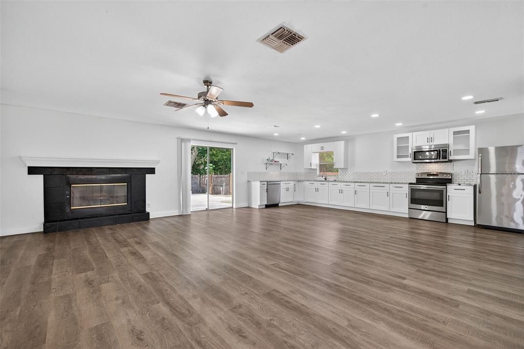 На продажу: $310,000 (2 спален, 2 ванн, 1335 Квадратных фут)