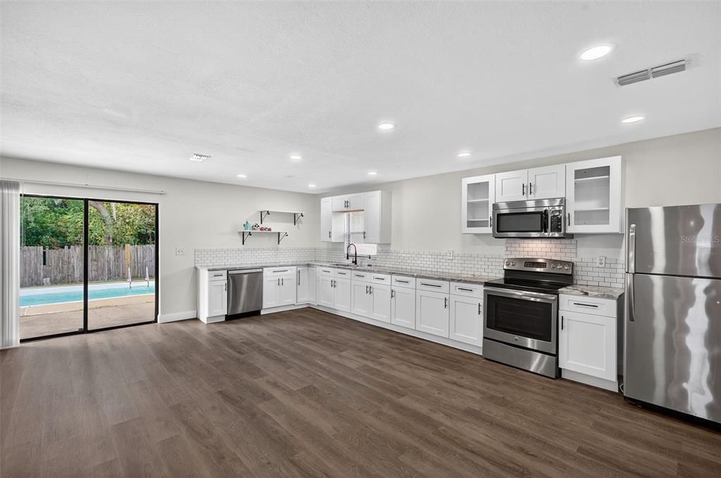 На продажу: $310,000 (2 спален, 2 ванн, 1335 Квадратных фут)