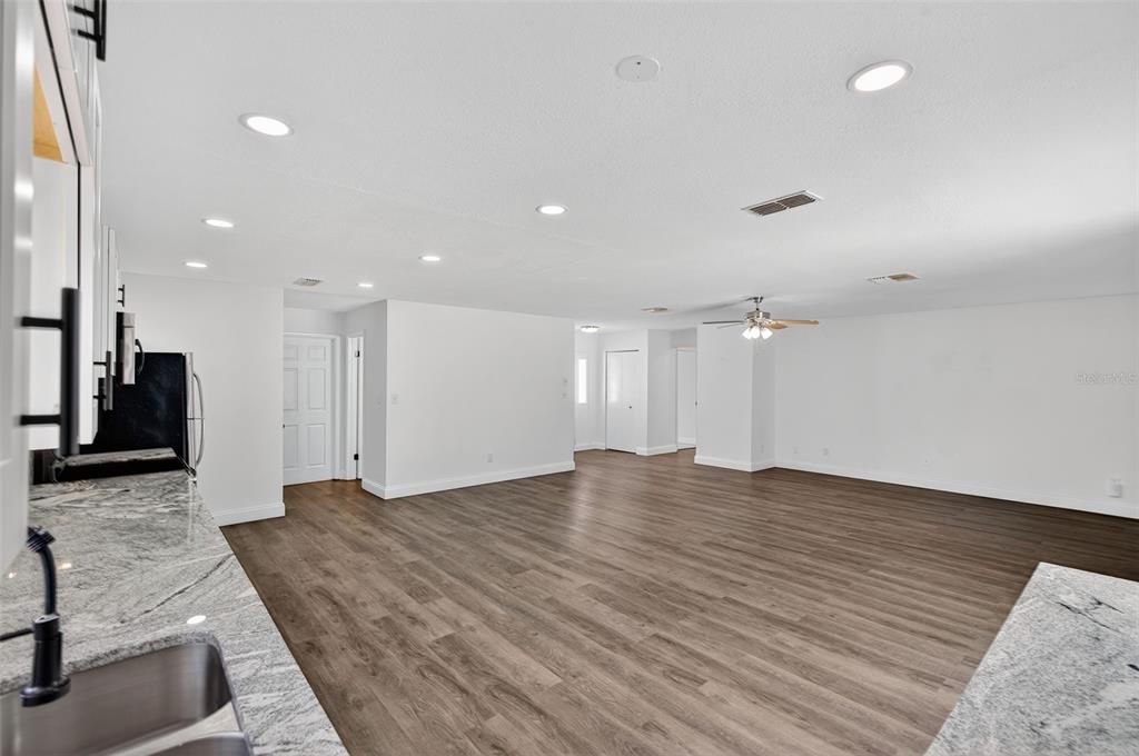 На продажу: $310,000 (2 спален, 2 ванн, 1335 Квадратных фут)