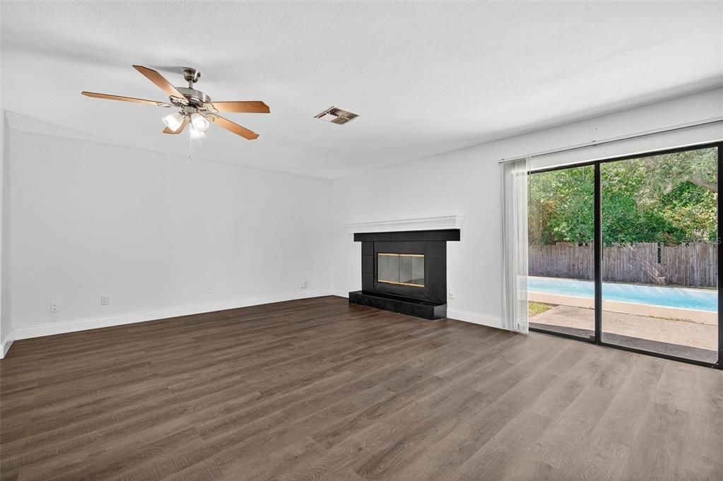 На продажу: $310,000 (2 спален, 2 ванн, 1335 Квадратных фут)