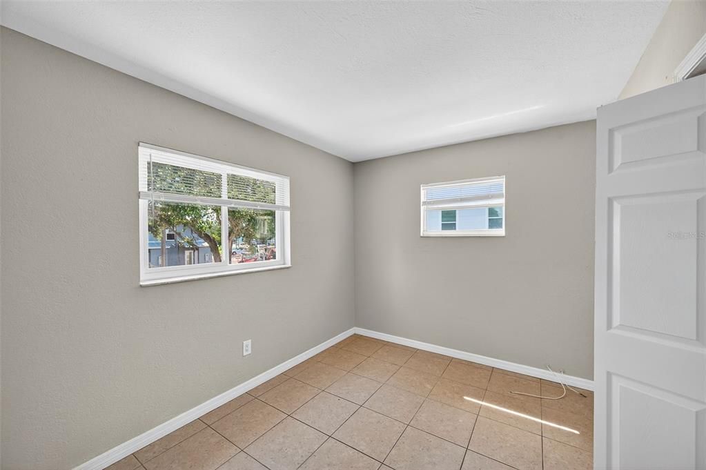 出租: $1,345 (2 贝兹, 1 浴室, 650 平方英尺)