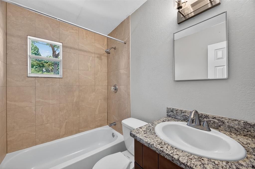 出租: $1,345 (2 贝兹, 1 浴室, 650 平方英尺)