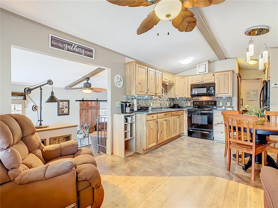 For Sale: $144,000 (1 beds, 1 baths, 656 Square Feet)