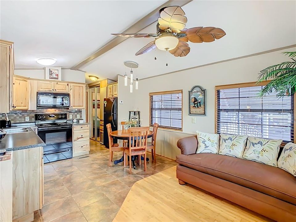 For Sale: $144,000 (1 beds, 1 baths, 656 Square Feet)