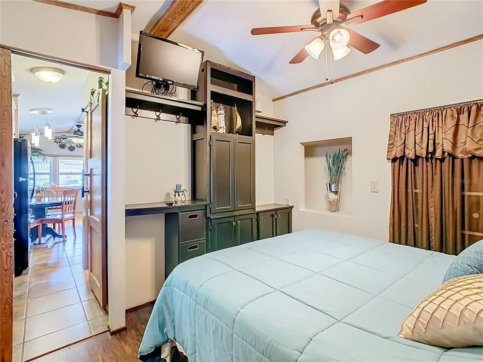 For Sale: $144,000 (1 beds, 1 baths, 656 Square Feet)