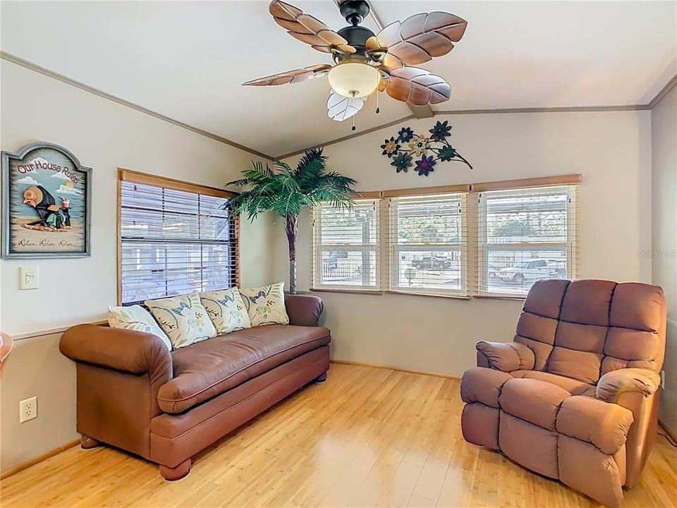 For Sale: $144,000 (1 beds, 1 baths, 656 Square Feet)