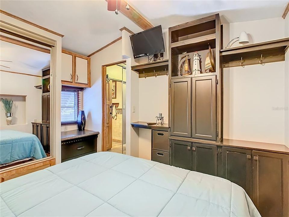 For Sale: $144,000 (1 beds, 1 baths, 656 Square Feet)