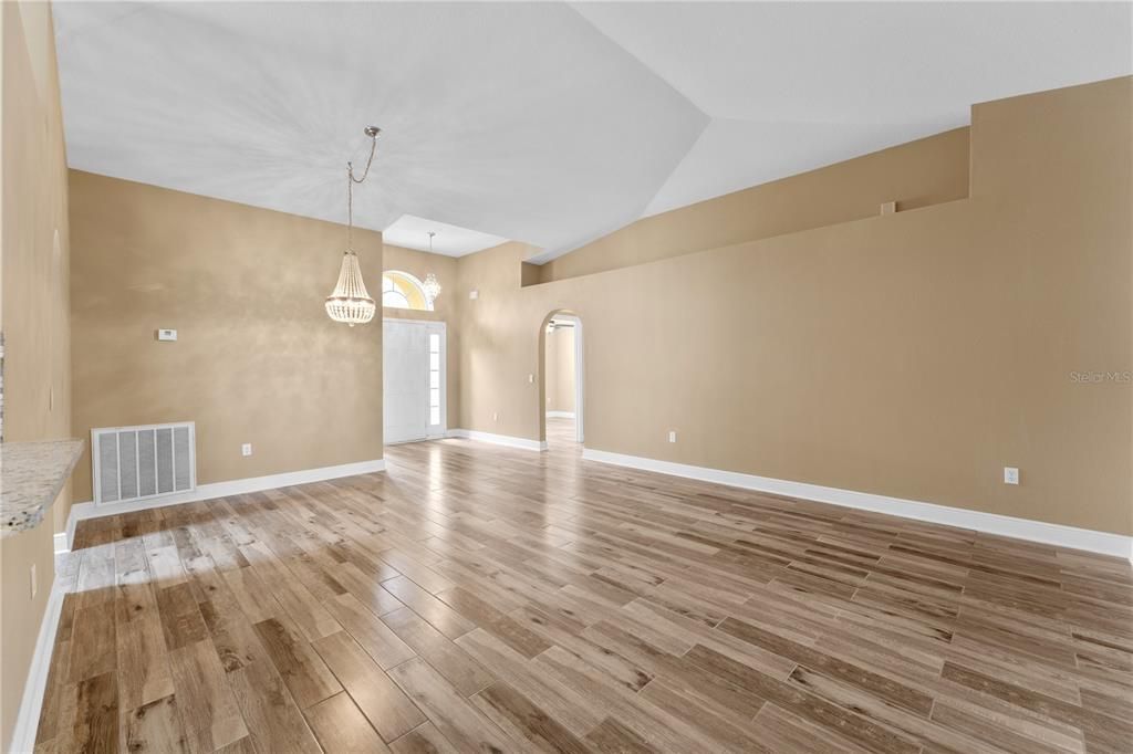 For Rent: $2,100 (3 beds, 2 baths, 1654 Square Feet)