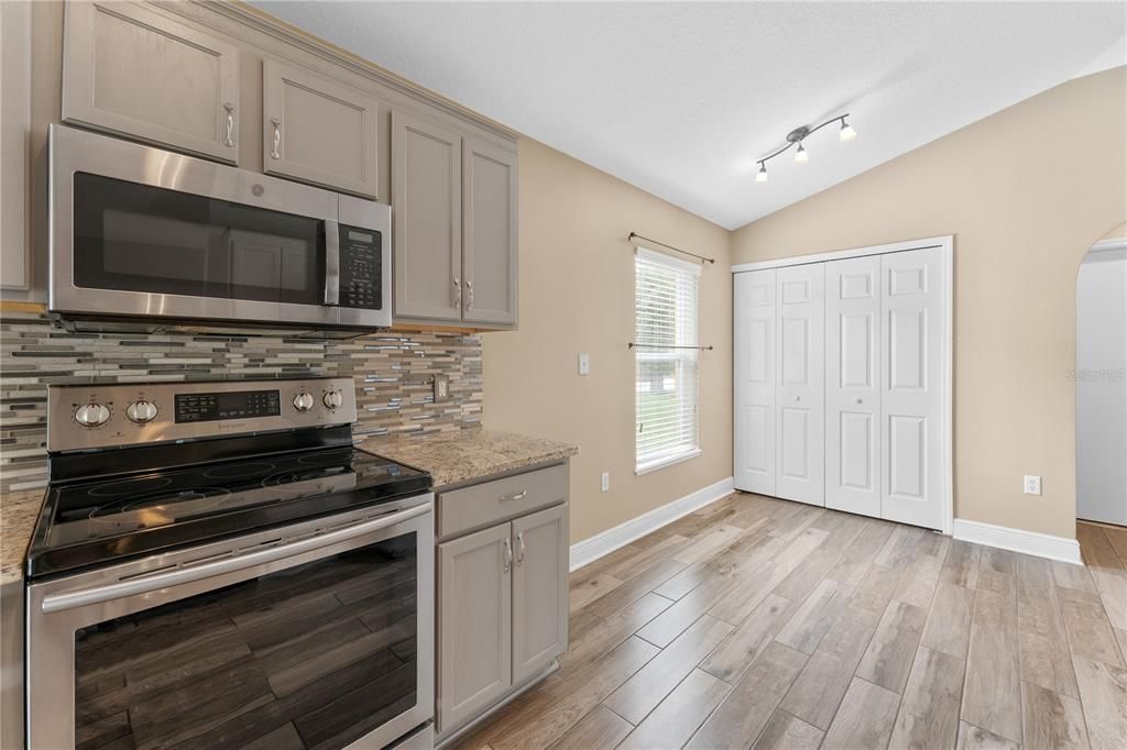 For Rent: $2,100 (3 beds, 2 baths, 1654 Square Feet)