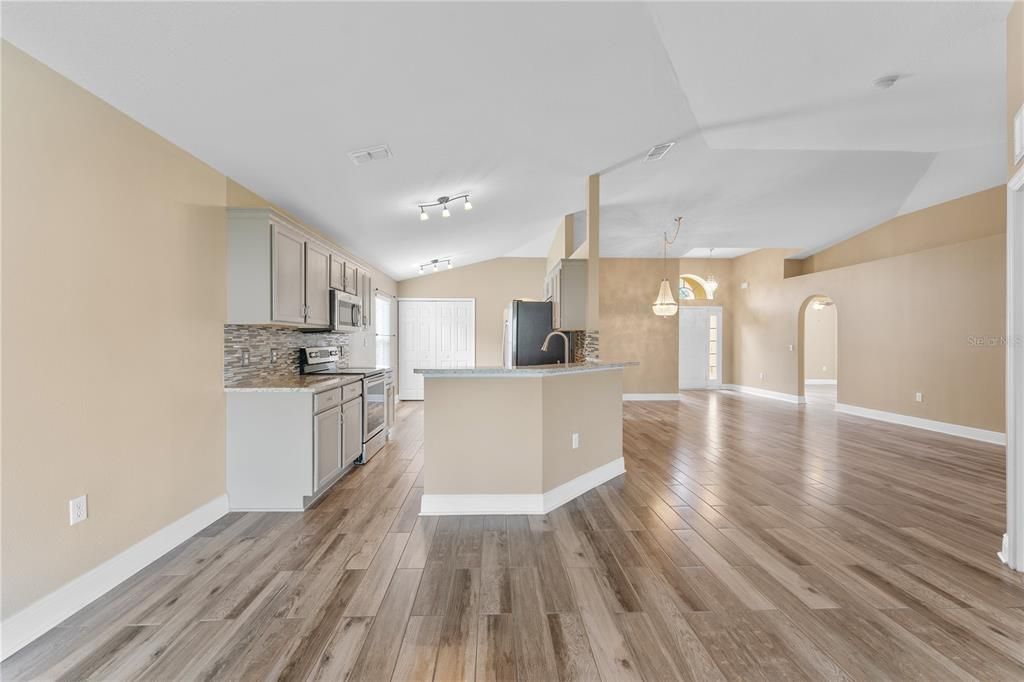 For Rent: $2,100 (3 beds, 2 baths, 1654 Square Feet)