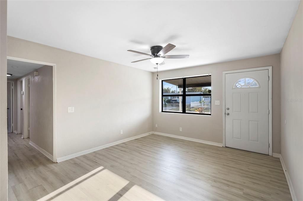 For Sale: $215,000 (4 beds, 2 baths, 1127 Square Feet)