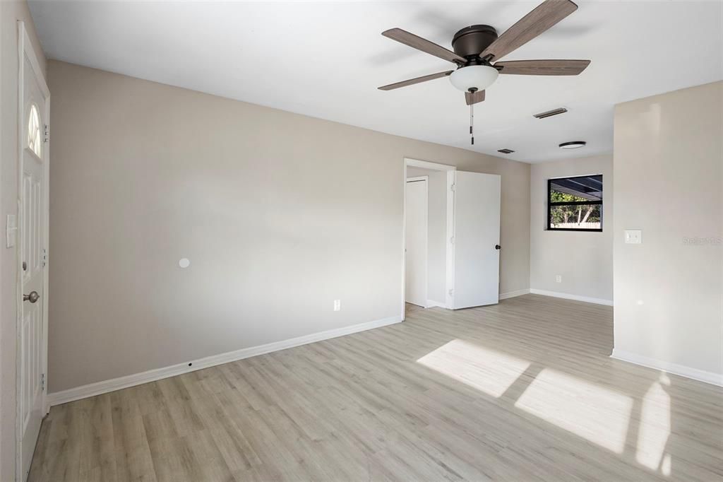For Sale: $215,000 (4 beds, 2 baths, 1127 Square Feet)