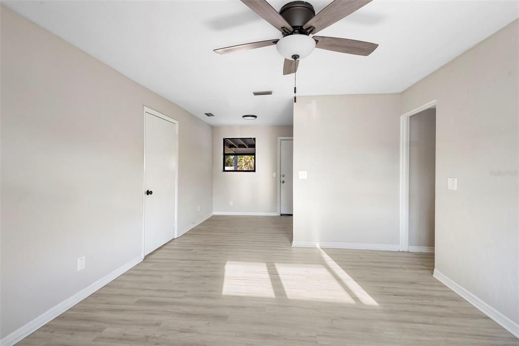 For Sale: $215,000 (4 beds, 2 baths, 1127 Square Feet)