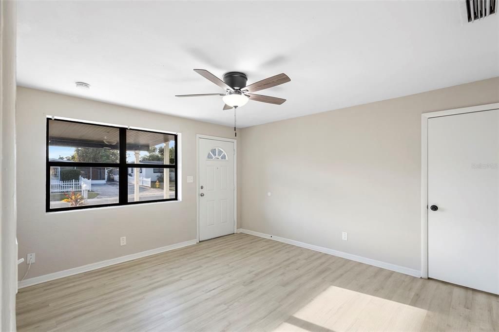 For Sale: $215,000 (4 beds, 2 baths, 1127 Square Feet)