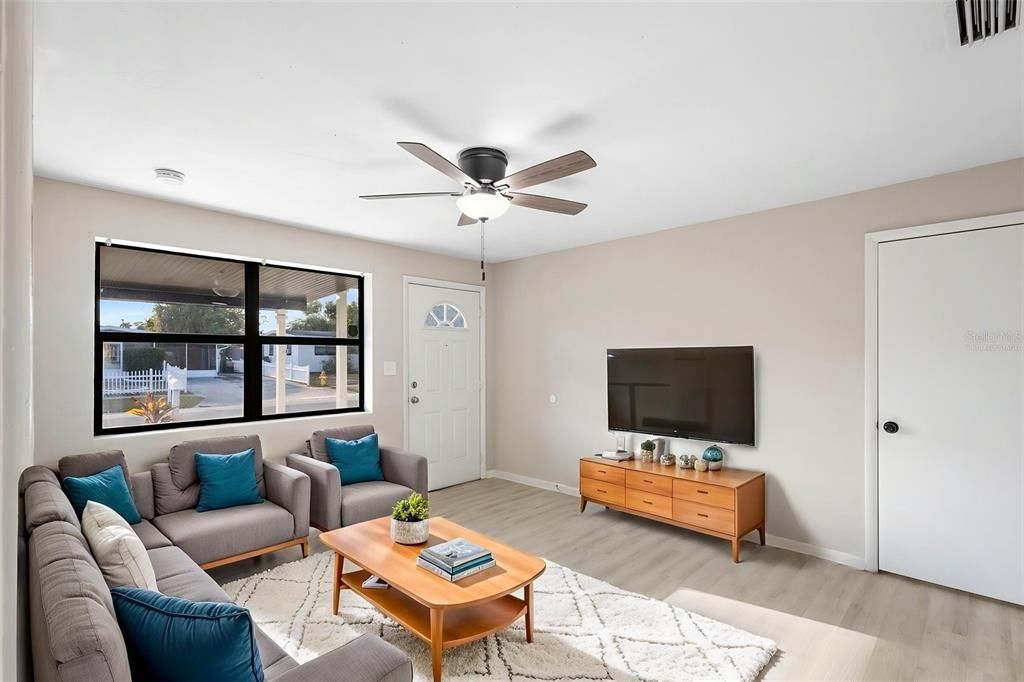 For Sale: $215,000 (4 beds, 2 baths, 1127 Square Feet)