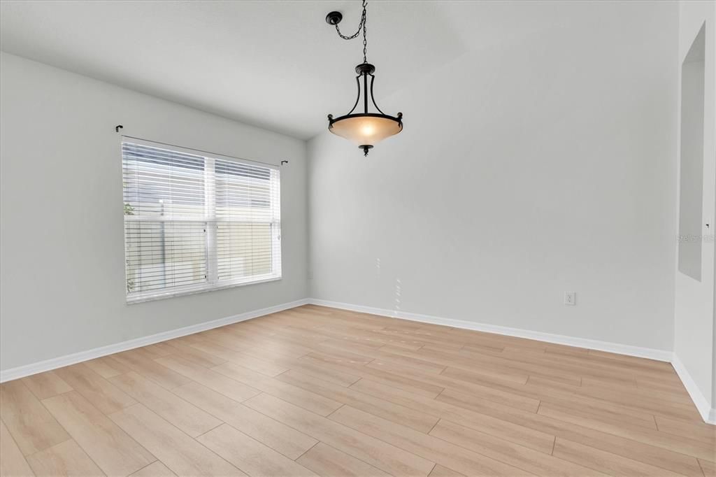 待售: $415,000 (4 贝兹, 2 浴室, 2024 平方英尺)