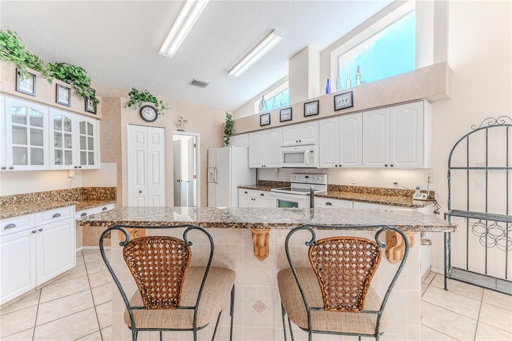 待售: $350,000 (2 贝兹, 2 浴室, 2038 平方英尺)