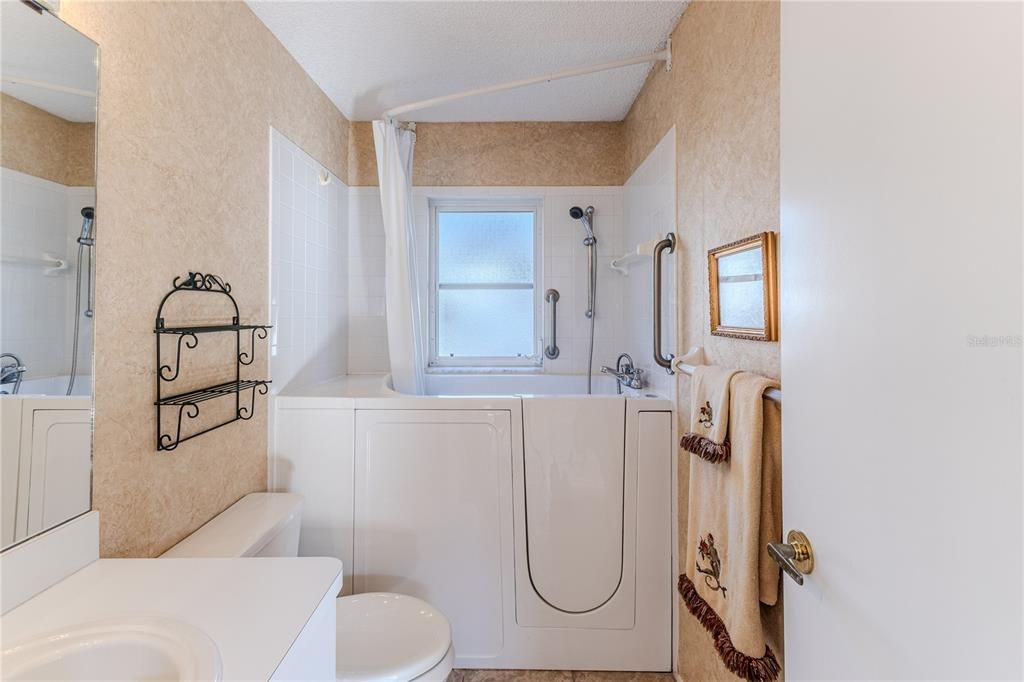 待售: $350,000 (2 贝兹, 2 浴室, 2038 平方英尺)