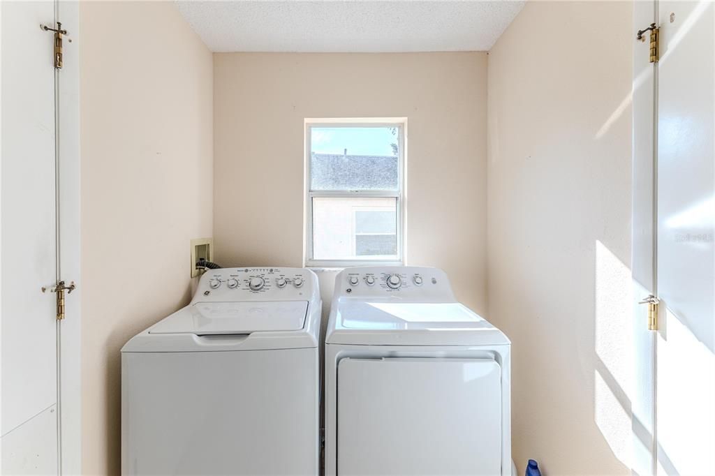 待售: $350,000 (2 贝兹, 2 浴室, 2038 平方英尺)