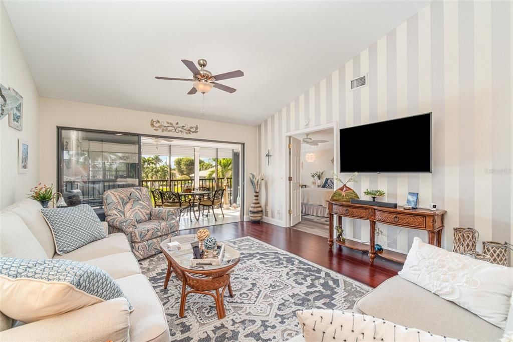 For Sale: $295,000 (2 beds, 2 baths, 1162 Square Feet)